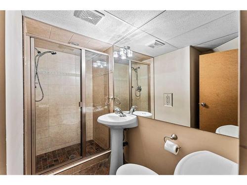 724 14 Street Se, Calgary, AB - Indoor Photo Showing Bathroom