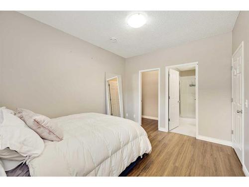 27-43 Springborough Boulevard Sw, Calgary, AB - Indoor Photo Showing Bedroom