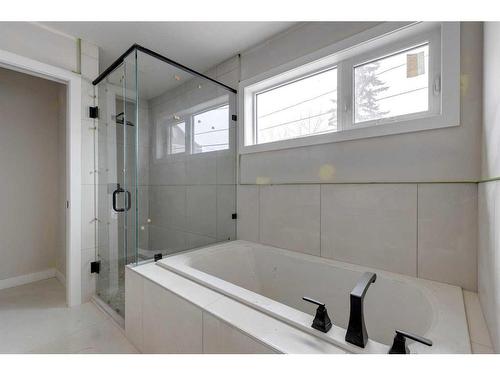 635 24 Avenue Ne, Calgary, AB - Indoor Photo Showing Bathroom