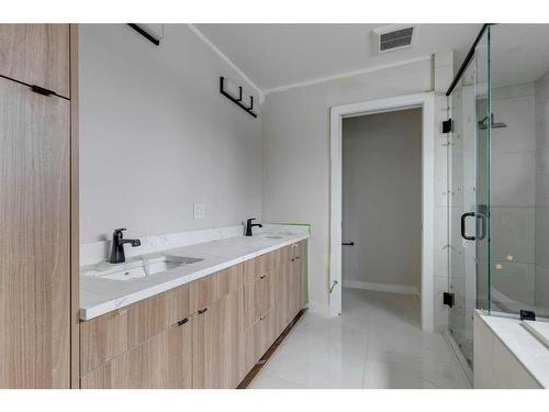 635 24 Avenue Ne, Calgary, AB - Indoor Photo Showing Bathroom