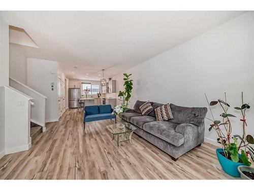 64 Evanscrest Place Nw, Calgary, AB - Indoor Photo Showing Living Room