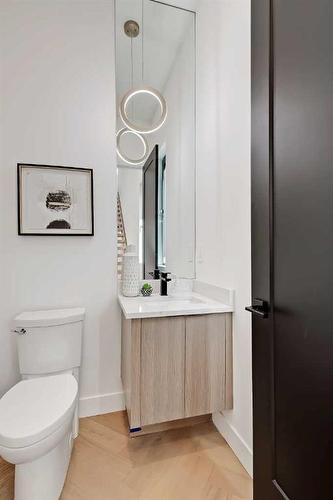 2634 5 Avenue Nw, Calgary, AB - Indoor Photo Showing Bathroom