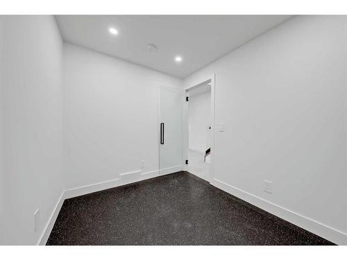 2634 5 Avenue Nw, Calgary, AB - Indoor Photo Showing Other Room