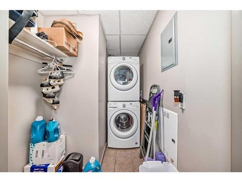 208-210 15 Avenue Se, Calgary, AB - Indoor Photo Showing Laundry Room