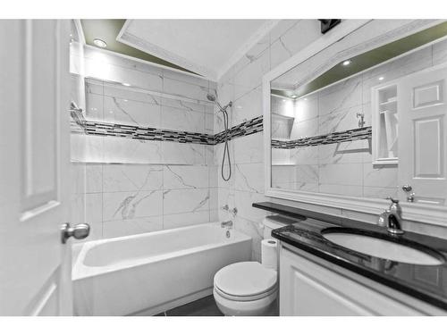 139 Appleglen Park Se, Calgary, AB - Indoor Photo Showing Bathroom
