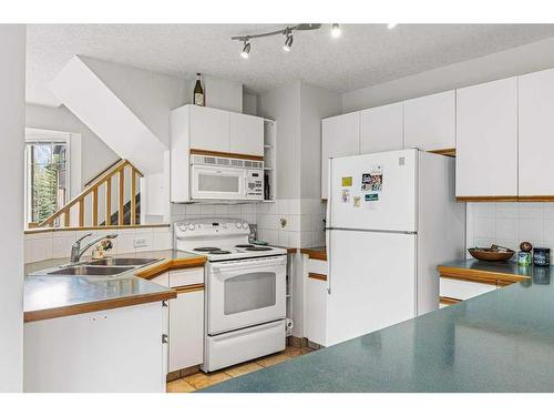 5-125 Rundle Crescent, Canmore, AB - Indoor Photo Showing Kitchen With Double Sink