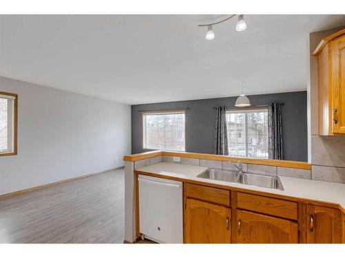 224A 5 Avenue, Strathmore, AB - Indoor Photo Showing Kitchen With Double Sink