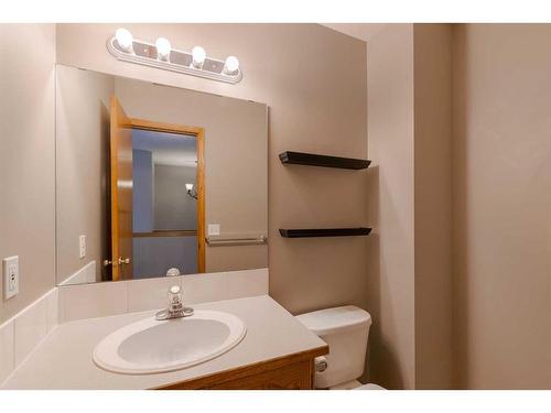 224A 5 Avenue, Strathmore, AB - Indoor Photo Showing Bathroom