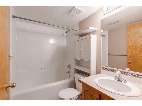 224A 5 Avenue, Strathmore, AB - Indoor Photo Showing Bathroom
