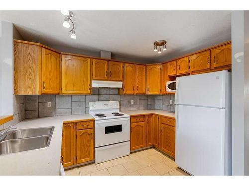 224A 5 Avenue, Strathmore, AB - Indoor Photo Showing Kitchen With Double Sink