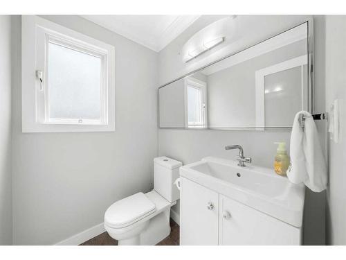 14932 Parkland Boulevard Se, Calgary, AB - Indoor Photo Showing Bathroom