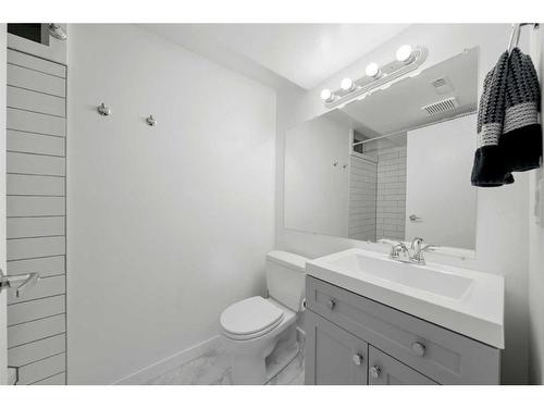14932 Parkland Boulevard Se, Calgary, AB - Indoor Photo Showing Bathroom