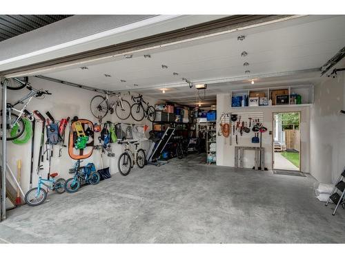 507 37 Street Sw, Calgary, AB - Indoor Photo Showing Garage