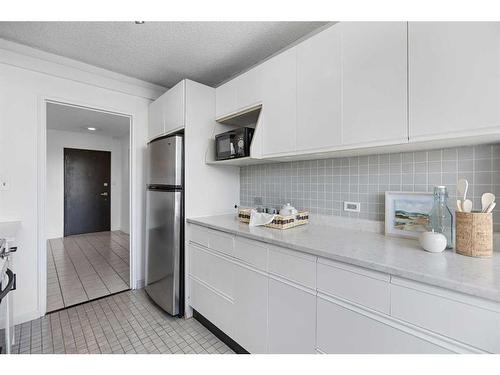 508-3316 Rideau Place Sw, Calgary, AB - Indoor Photo Showing Kitchen