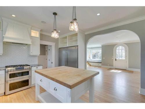 51 White Oak Crescent Sw, Calgary, AB - Indoor Photo Showing Kitchen With Upgraded Kitchen