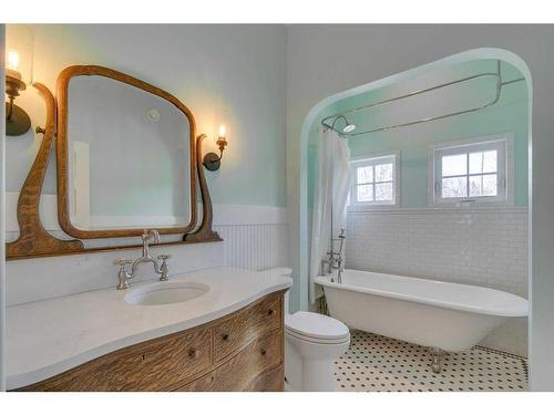 51 White Oak Crescent Sw, Calgary, AB - Indoor Photo Showing Bathroom