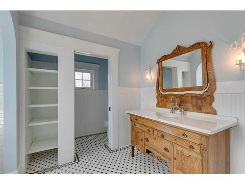 51 White Oak Crescent Sw, Calgary, AB - Indoor Photo Showing Bathroom