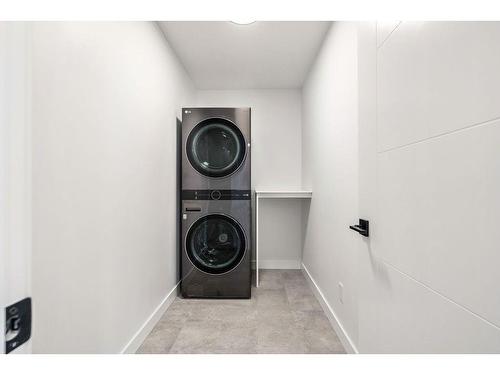 12 Lakewood Circle, Strathmore, AB - Indoor Photo Showing Laundry Room