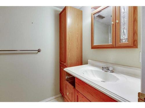 1-6314 58 Avenue, Red Deer, AB - Indoor Photo Showing Bathroom