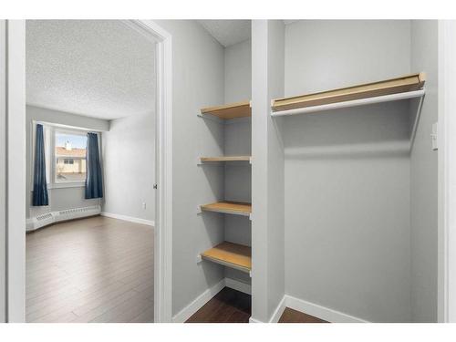 220-550 Westwood Drive Sw, Calgary, AB - Indoor Photo Showing Other Room