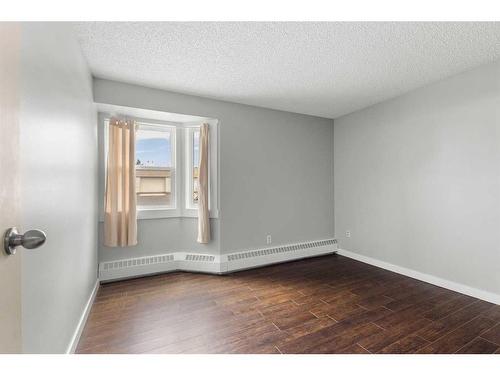 220-550 Westwood Drive Sw, Calgary, AB - Indoor Photo Showing Other Room