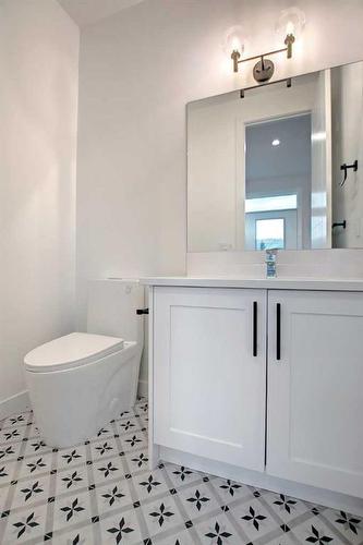 4423 Bowness Road Nw, Calgary, AB - Indoor Photo Showing Bathroom