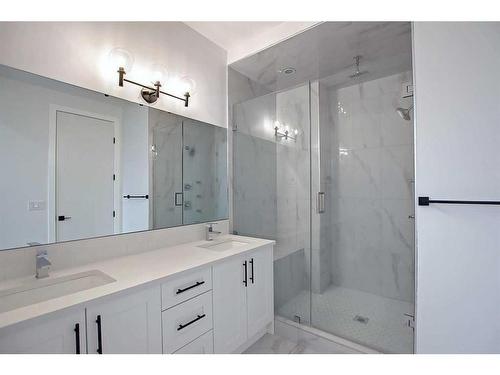 4423 Bowness Road Nw, Calgary, AB - Indoor Photo Showing Bathroom