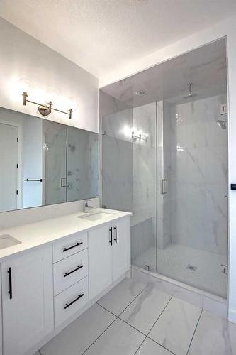 4423 Bowness Road Nw, Calgary, AB - Indoor Photo Showing Bathroom
