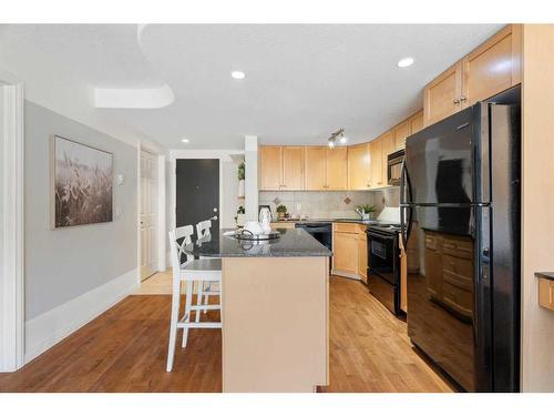 302-1424 22 Avenue Sw, Calgary, AB - Indoor Photo Showing Kitchen