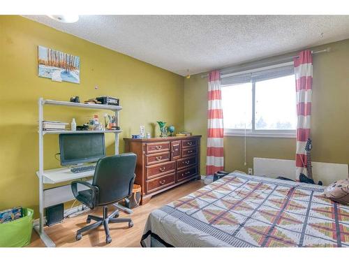 605-350 Falconridge Crescent Ne, Calgary, AB - Indoor Photo Showing Bedroom