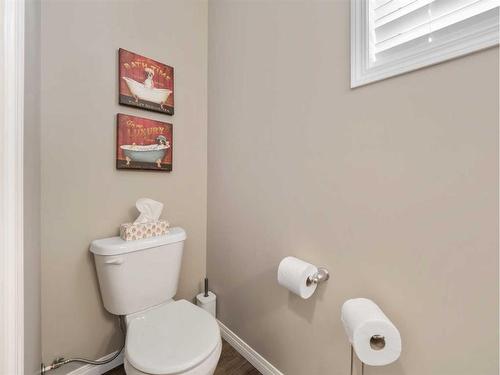 12 Yorkstone Heath Sw, Calgary, AB - Indoor Photo Showing Bathroom