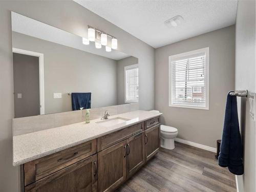 12 Yorkstone Heath Sw, Calgary, AB - Indoor Photo Showing Bathroom