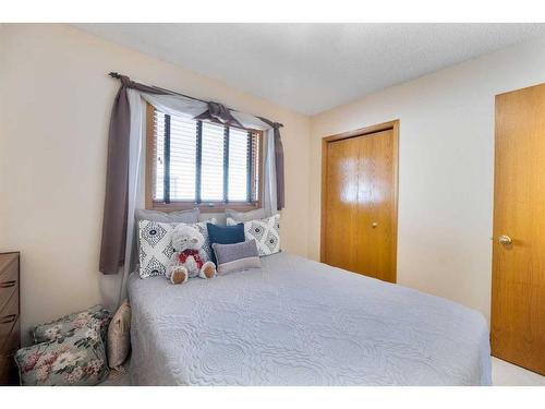 108 Hidden Vale Crescent Nw, Calgary, AB - Indoor Photo Showing Bedroom