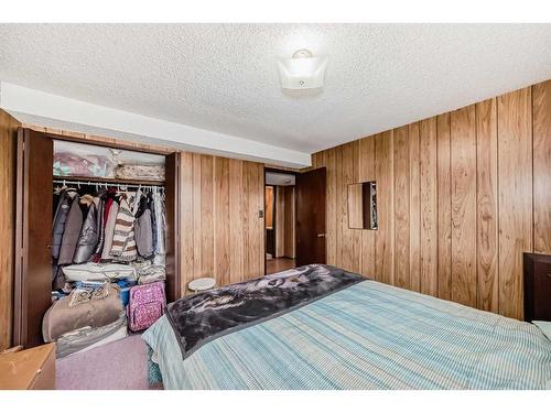 3816 Dover Ridge Drive Se, Calgary, AB - Indoor Photo Showing Bedroom