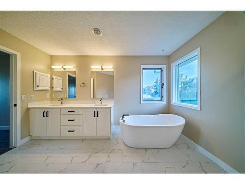 2811 Signal Hill Drive Sw, Calgary, AB - Indoor Photo Showing Bathroom
