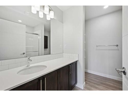 219-255 Les Jardins Park Se, Calgary, AB - Indoor Photo Showing Bathroom