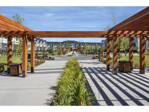 219-255 Les Jardins Park Se, Calgary, AB - Outdoor