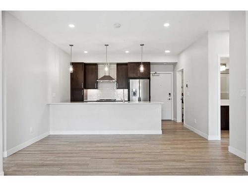 219-255 Les Jardins Park Se, Calgary, AB - Indoor Photo Showing Kitchen