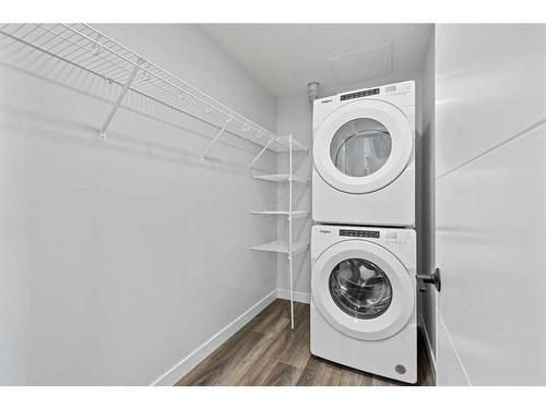 322-255 Les Jardins Park Se, Calgary, AB - Indoor Photo Showing Laundry Room