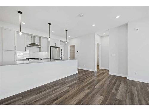 322-255 Les Jardins Park Se, Calgary, AB - Indoor Photo Showing Kitchen