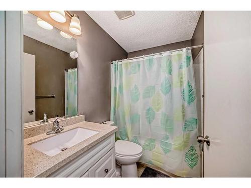 39 Abbeydale Villas Ne, Calgary, AB - Indoor Photo Showing Bathroom