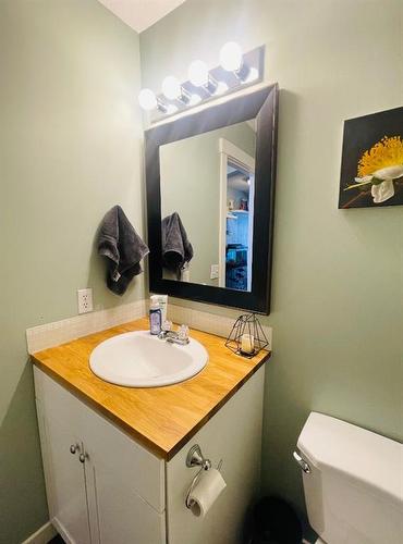 522 Hawkstone Manor Nw, Calgary, AB - Indoor Photo Showing Bathroom