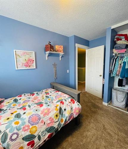 522 Hawkstone Manor Nw, Calgary, AB - Indoor Photo Showing Bedroom