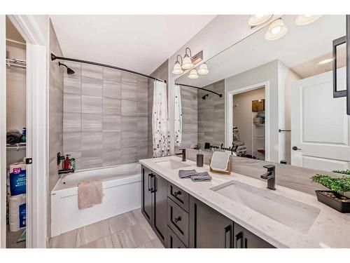 174 Dawson Harbour Rise, Chestermere, AB - Indoor Photo Showing Bathroom