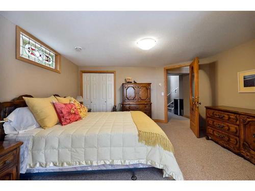 409 Wildwood Drive Sw, Calgary, AB - Indoor Photo Showing Bedroom