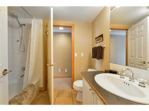 409 Wildwood Drive Sw, Calgary, AB - Indoor Photo Showing Bathroom