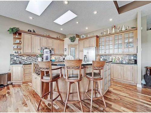 1105 Highland Green View Nw, High River, AB - Indoor Photo Showing Kitchen With Upgraded Kitchen