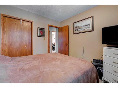 278 Chinook Drive, Vulcan, AB - Indoor Photo Showing Bedroom