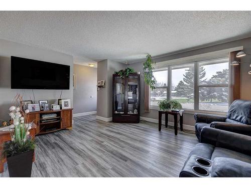 278 Chinook Drive, Vulcan, AB - Indoor Photo Showing Living Room