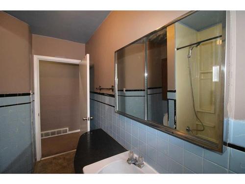 1302 11 Avenue Se, Calgary, AB - Indoor Photo Showing Bathroom